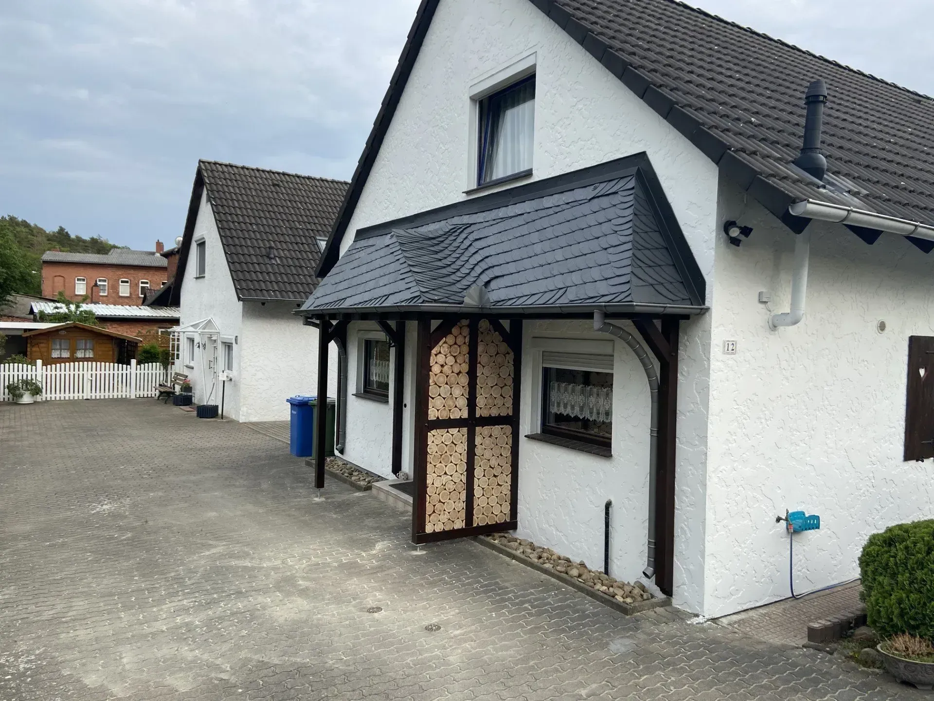Holz- und Schieferüberdachung